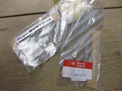 606846240 Embleem zijkant Bertone Alfa Romeo GT