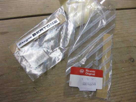 606846240 Embleem zijkant Bertone Alfa Romeo GT