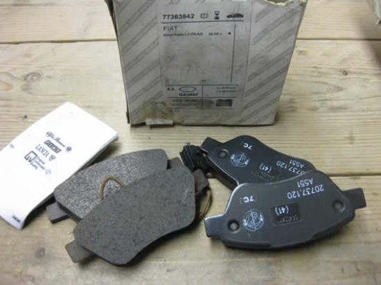 77363942 Remblokset voorzijde