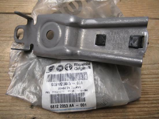 51820445 Uitlaat beugel