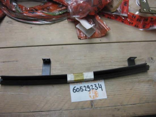 60529234 Raamgeleider rechtsvoor Alfa 75
