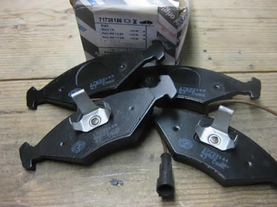 71738156 Remblokset voorzijde