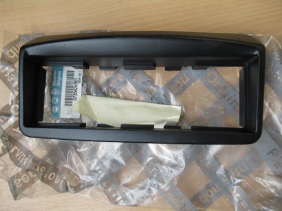 735428361 Afdekrand voor inbouw universele autoradio Fiat Multipla