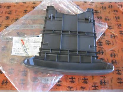 183755360 Kunststof bekleding voorstoel links tussen de lade en de stoel