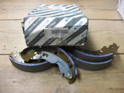 77362929 Remschoen set achter