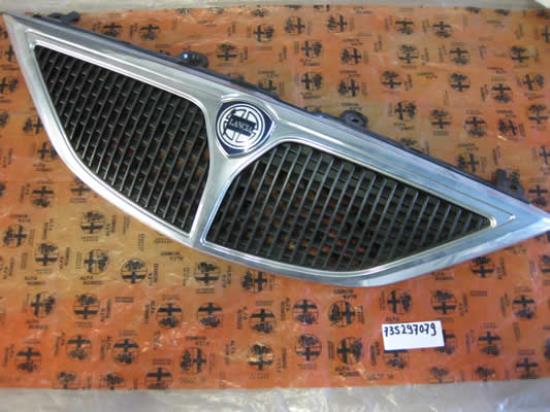 735297079 Grille met chrome rand