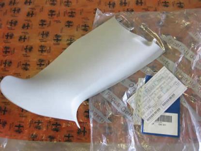 735304460 Bekleding raamstijl kofferbak links