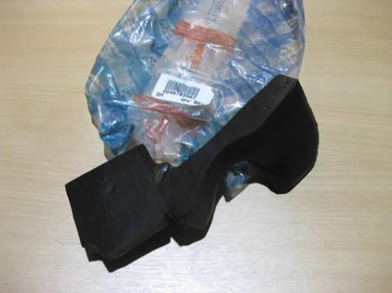 46785567 Beschermrubber links parafan motorkap