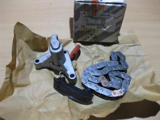 9400849239 Distributieketting set bestaat uit kettingspanner en geleider