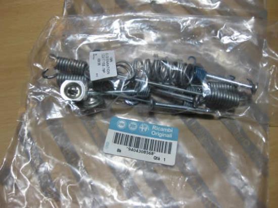 9404308568 Remmenkit bestaat uit veren en pennen