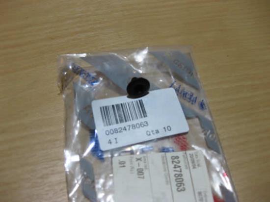 82478063 Bus embleem bevestiging