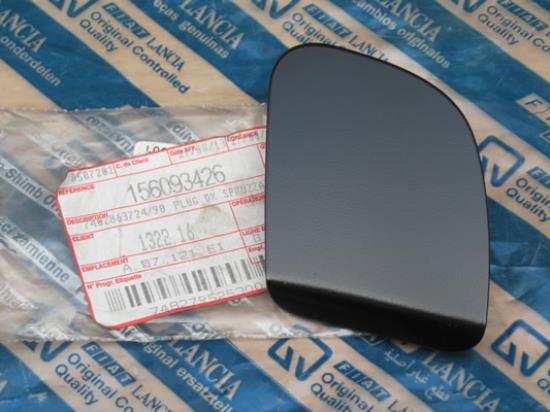 156093426 Plug rechts