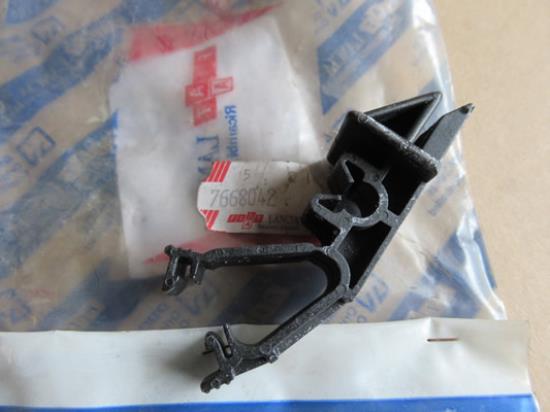 7668042 Montage clip