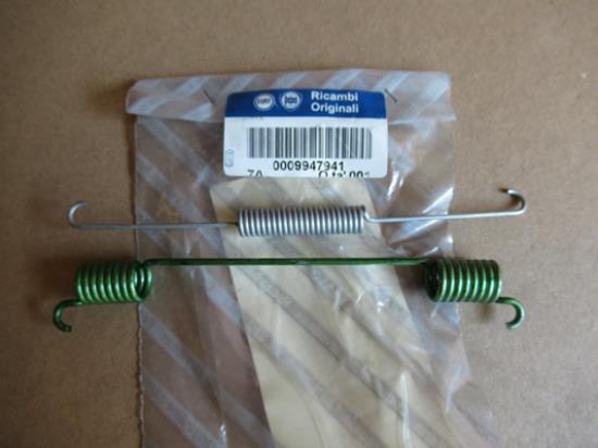 9947941 Remmenkit bestaat uit veren