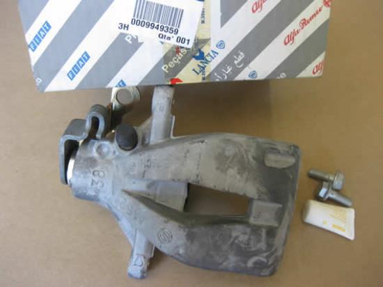 9949359 Remklauw rechtsachter