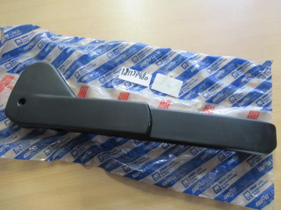 181137480 Sierstuk voorstoel rechts