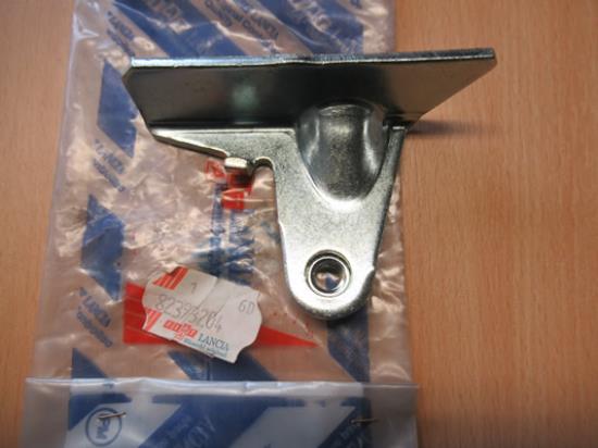 82393204 Scharnier bekleding rechts