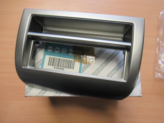 735436029 Opbergvak middenconsole radio