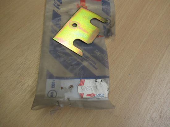 5965208 Plaatje deurscharnier voorzijde