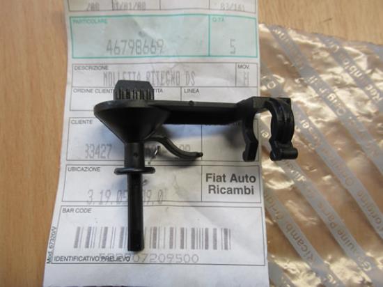 46798669 Montageclip rechts