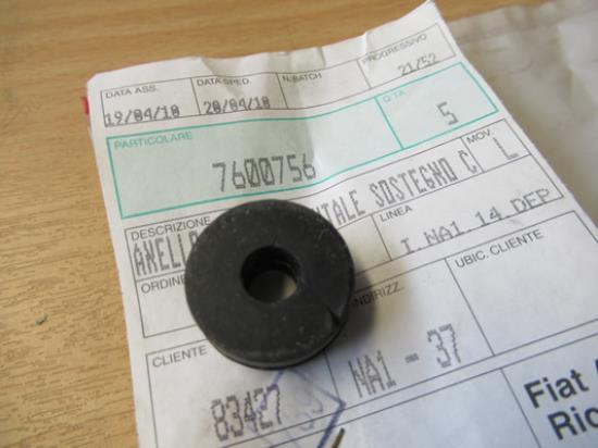 7600756 Rubber motorkapstang