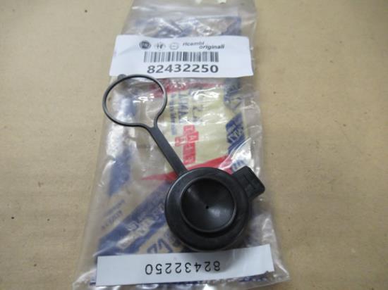 82432250 Koplampwisser reservoir plug
