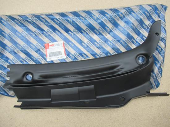 46762977 Sierstuk voorruit links