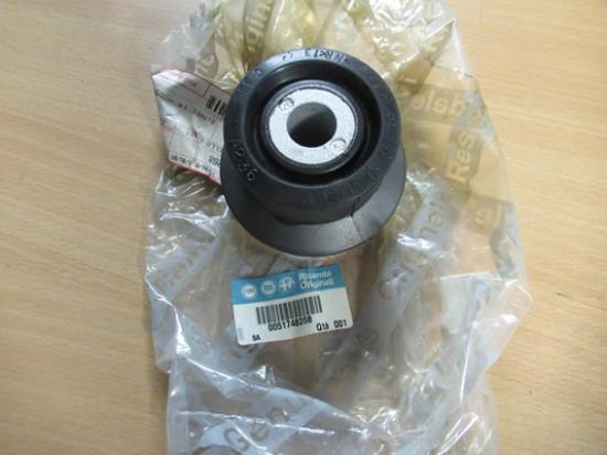 51748268 Achterste subframerubber voorzijde