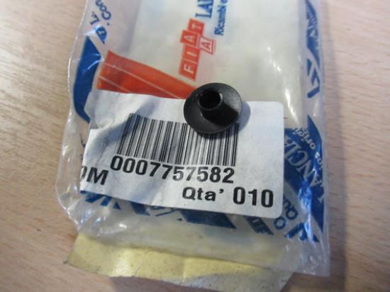 7757582 Plug