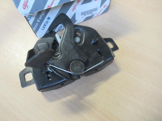 51767576 Motorkapslot