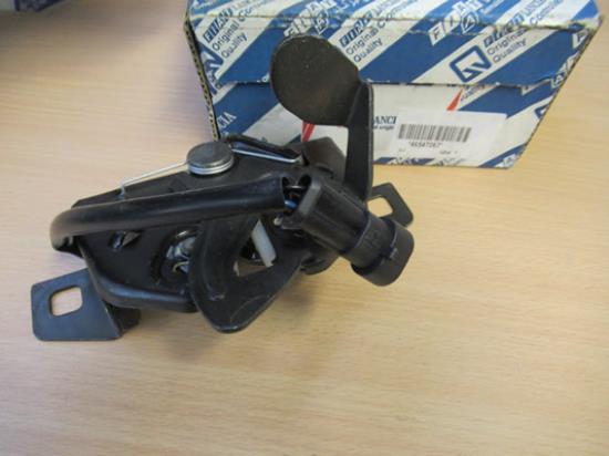 46547067 Slot motorkap