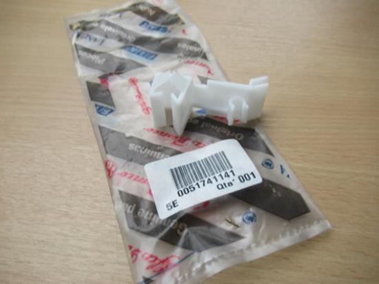 51741141 Klem rechterzijde bekleding raamstijl