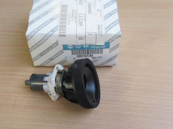 51747389 Bedieningsknop achterklep