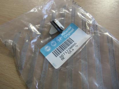 71728806 Plug stootstrip