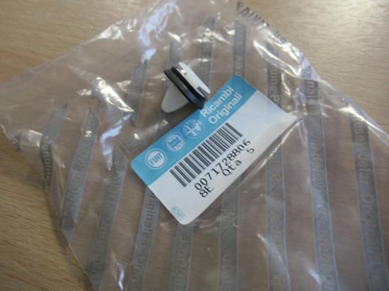 71728806 Plug stootstrip