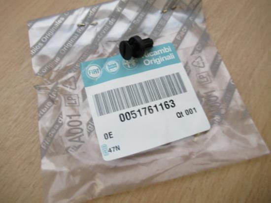 51761163 Plug