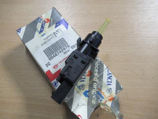 46742976 Koppeling en remlicht schakelaar