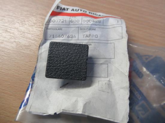 716607636 Plug rechterzijde kofferbak