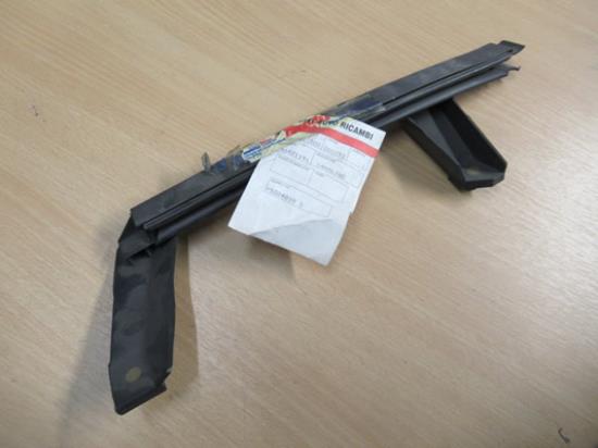 46421191 Raamgeleider rechter voorzijde