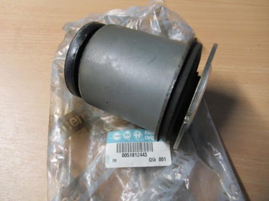 51812443 Bus achtervering