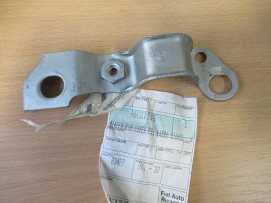 46821115 Beugel vering linker voorzijde