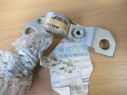 46821117 Beugel vering rechter voorzijde