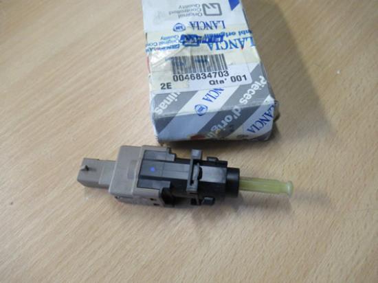 46834703 Koppeling en remlicht schakelaar