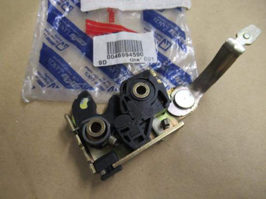 46994590 Achterbank vergrendeling linkerzijde