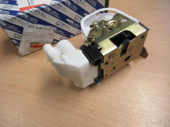 46415712 Slot deur rechter voorzijde