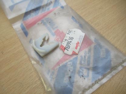 7699416 Klem voor zijruit