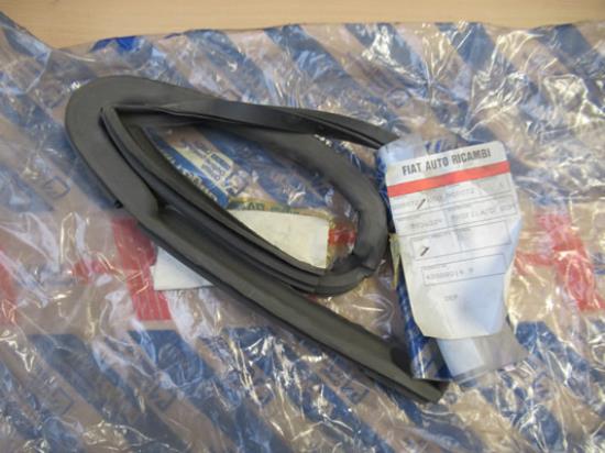 5936339 Raamrubber linksvoor