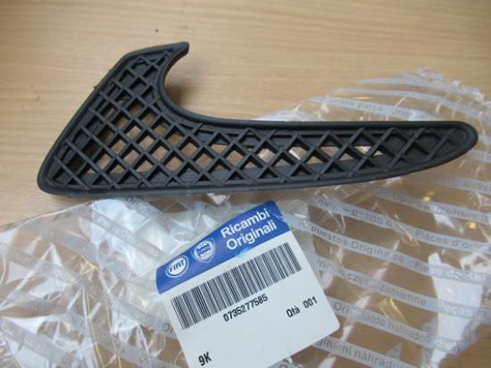735277585 Grille rechterzijde achterbumper