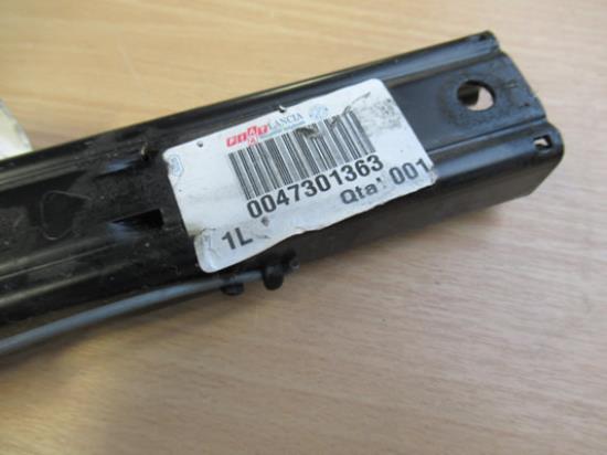 47301363 Stoelgeleiding rechter voorzijde