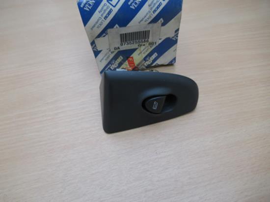 735255586 Raamschakelaar rechts achterzijde